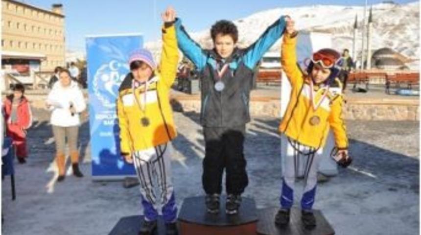 Erciyes'te Kayak Yapan Sporcular Dereceye Girmek İ&ccedil;in Kıyasıya Yarıştı