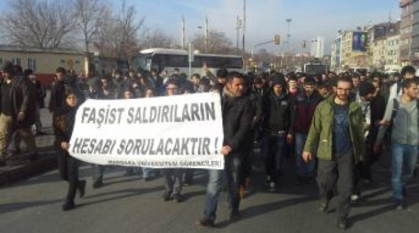 Bı&ccedil;aklanan &Ouml;ğrencinin Arkadaşları Kadık&ouml;y&rsquo;de Eylem Yaptı