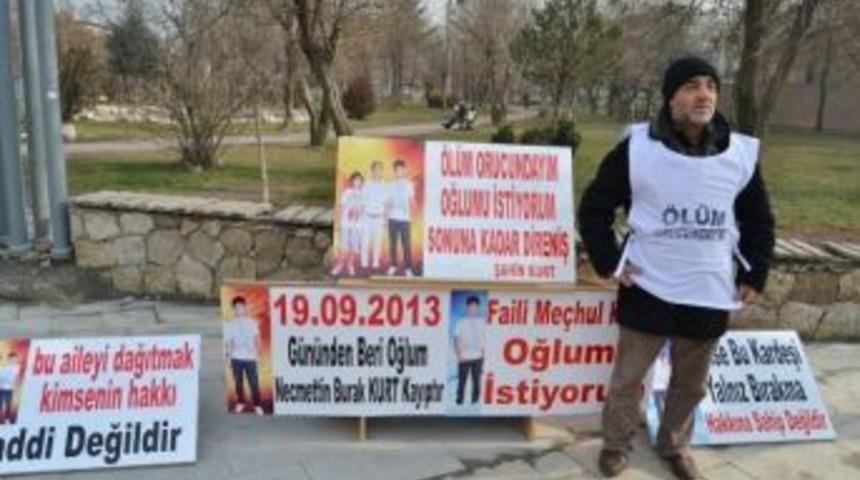 Kayıp Oğlu İ&ccedil;in &Ouml;l&uuml;m Orucuna Girdi