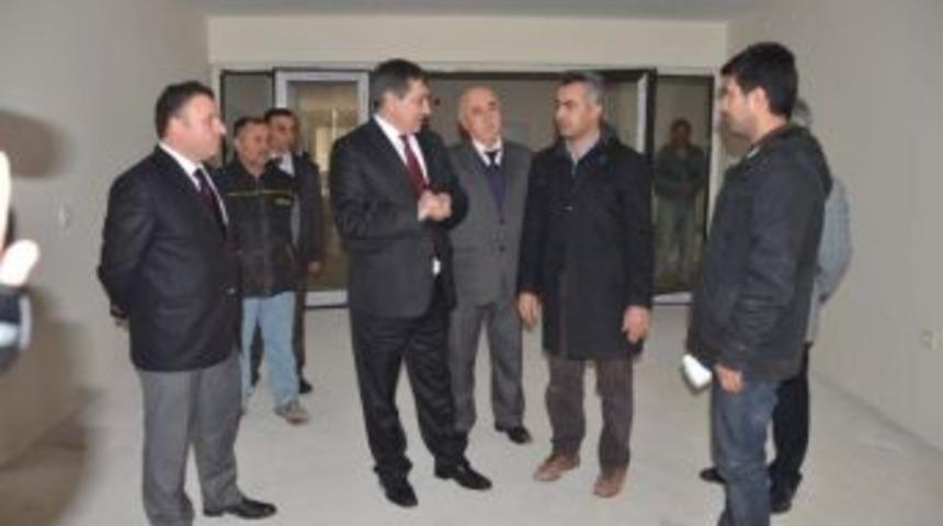 Vali K&uuml;&ccedil;&uuml;k, K&uuml;lt&uuml;r Merkezi İnşaatını İnceledi