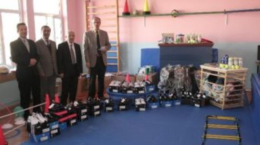Yozgat Kanuni Sultan S&uuml;leyman &Ouml;zel Eğitim Okuluna Spor Malzemesi Yardımı Yapıldı