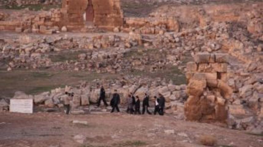 Dışişleri Bakanı Davutoğlu, D&uuml;nyanin İlk &Uuml;niversitesini Ziyaret Etti