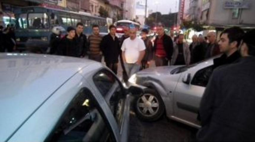 Mesai &Ccedil;ıkışı Yaşanan Kaza Trafiği Kitledi