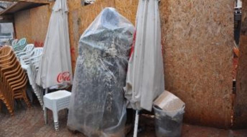 Z&uuml;beyde Hanım'ın B&uuml;st&uuml; Kaderine Terk Edildi