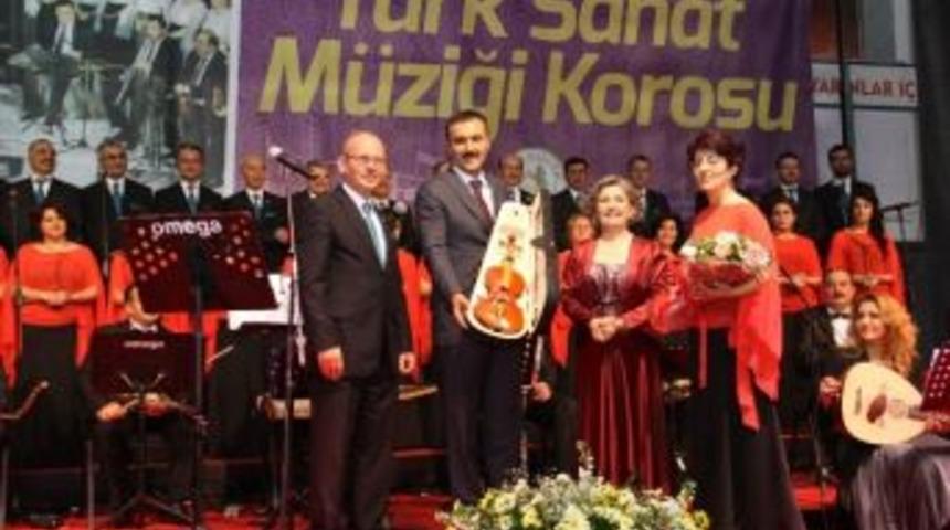 D&uuml;zce Belediyesi T&uuml;rk Sanat M&uuml;ziği Korosu Konserine İlgi B&uuml;y&uuml;k Oldu