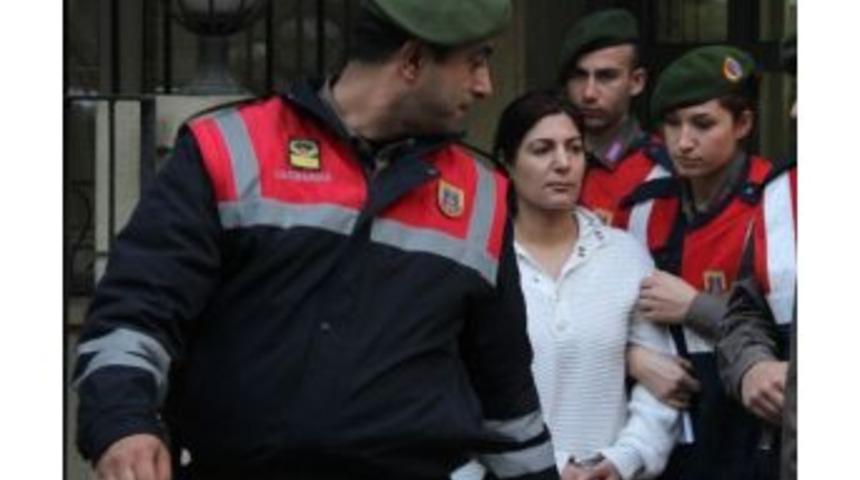 Koruma Altına Alındığı Evde Şiddet Uygulayan Kocasını &Ouml;ld&uuml;rd&uuml;