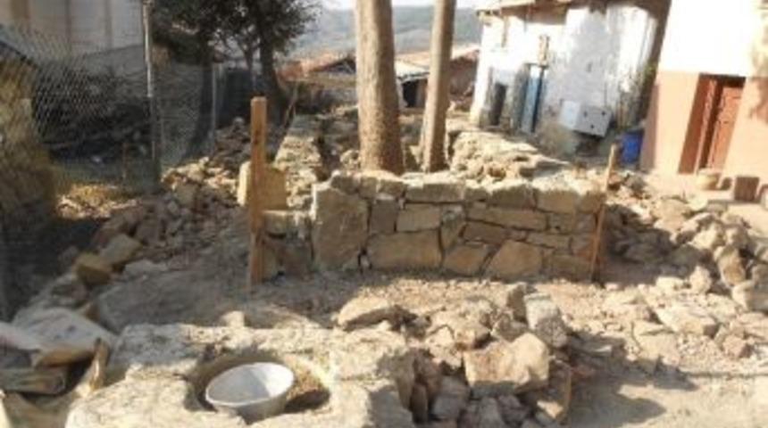 Arızlı'da T&uuml;rbe Onarım &Ccedil;alışması Yapılıyor