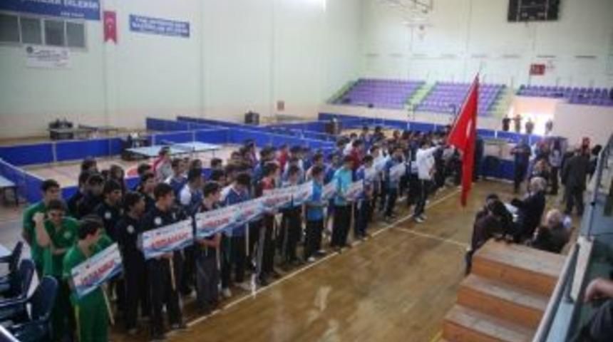 Gen&ccedil;ler Masa Tenisinde Yarışıyor