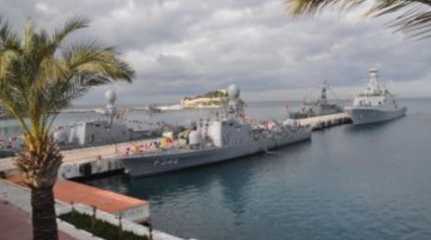 Askeri Gemiler Kuşadası&rsquo;nda