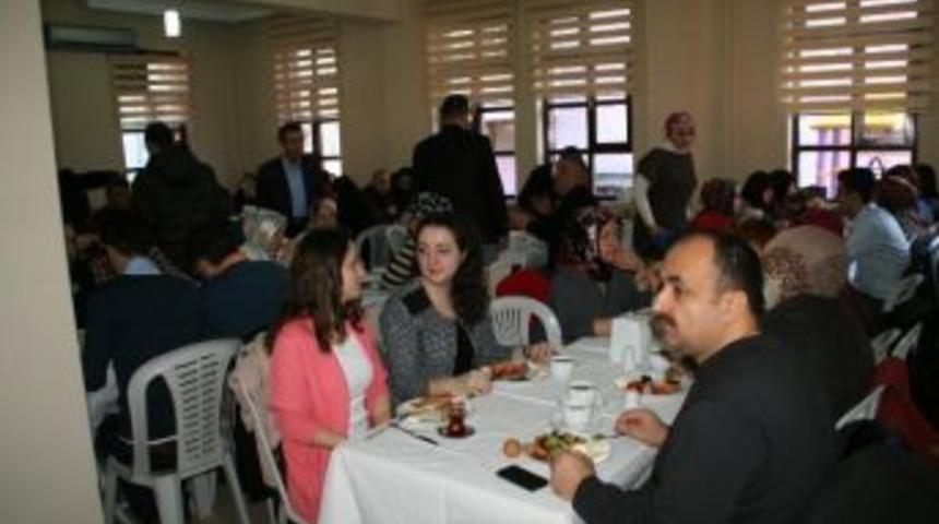Devrek Ahmet Taner Kışlalı Okul Aile Birliği'nden Dayanışma Kahvaltısı