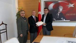 Kaymakam Emeç Başarılı Müdürü Ödüllendirdi