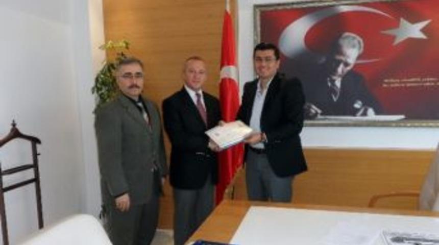 Kaymakam Emeç Başarılı Müdürü Ödüllendirdi