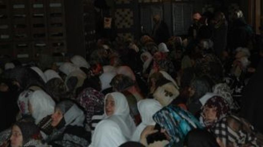 Bayanların Yoğun İlgisi İzdihama Neden Oldu