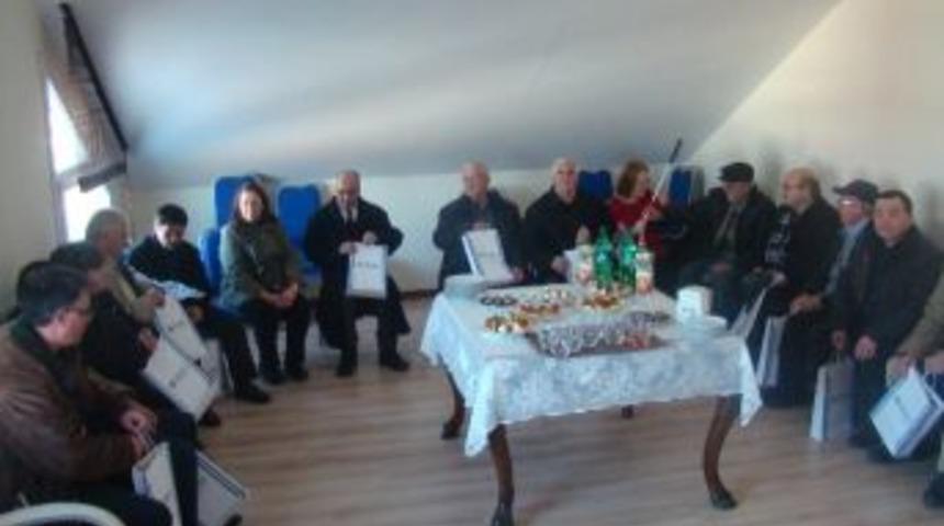 Engelli Personel 15 G&ouml;rme Engelliye Beyaz Baston Hediye Etti