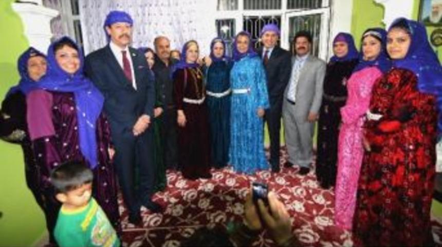 S&ouml;zl&uuml; Eşi İle Birlikte Y&ouml;resel Kıyafetler Giydi