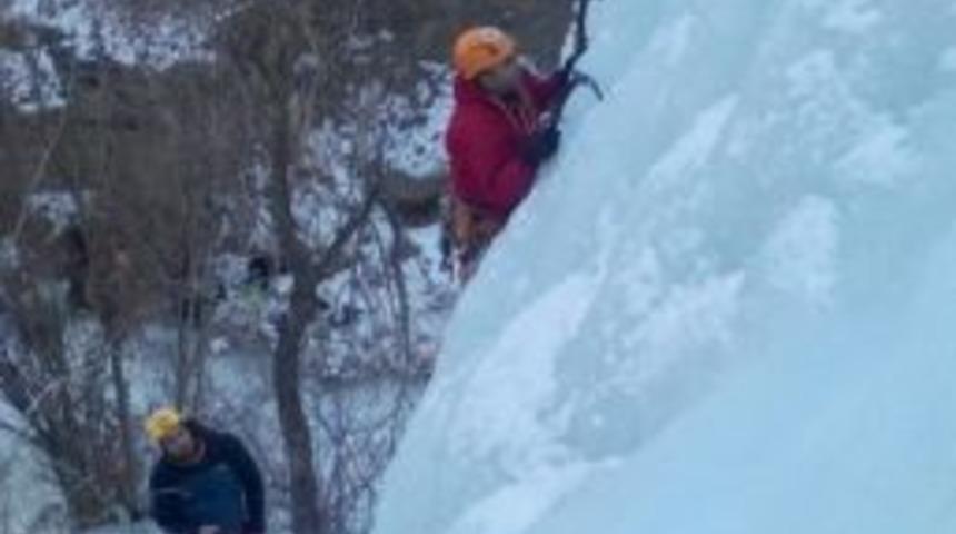 Milli Dağcılar Tun&ccedil; Fındık İle Doğan Palut, Erzurum&rsquo;da Buz Tutan Şelaleye Tırmandı