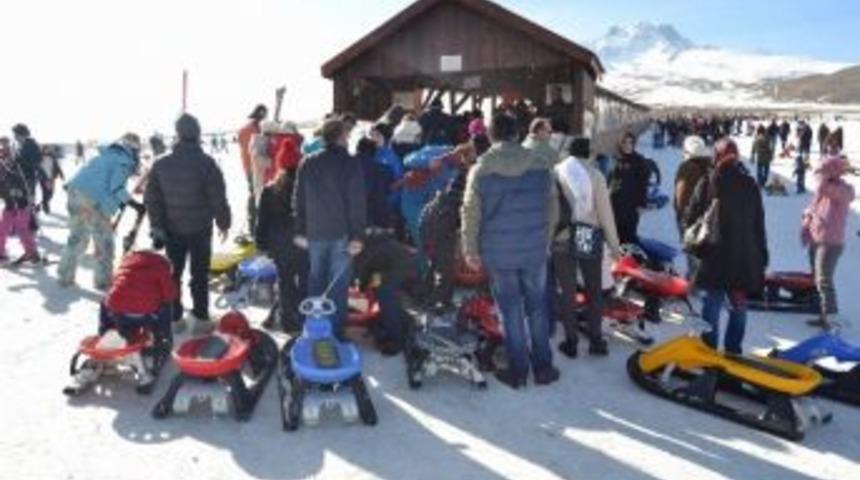 G&uuml;zel Havayı Fırsat Bilen Kayakseverler Erciyes'e Akın Etti