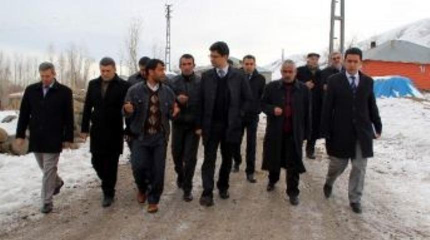 Erciş Kaymakamı Baran, Yardıma Muhta&ccedil; Aileye Sahip &Ccedil;ıktı