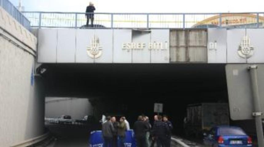 K&ouml;pr&uuml;den Atlayan Şahıs Hayatını Kaybetti