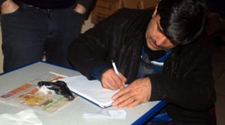 Silahını Tuvalette Unuttu