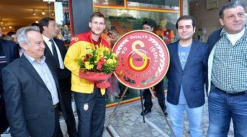 Izet Hajrovıc, İmza G&uuml;n&uuml;nde Taraftarlarla Buluştu