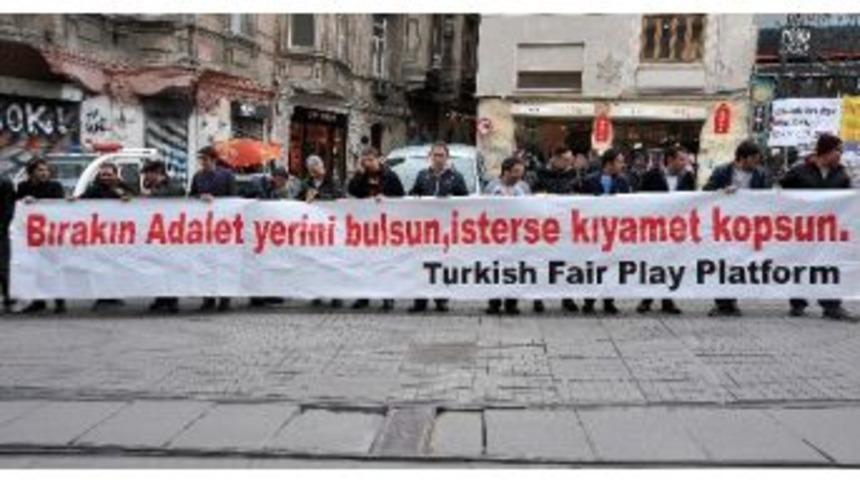 Trabzonsporlu Taraftarlar Taksim'de Temiz Futbol Eylemi Yaptı