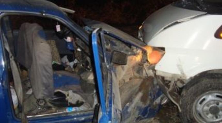 Otomobil İle Minib&uuml;s Kafa Kafaya &Ccedil;arpıştı: 11 Yaralı