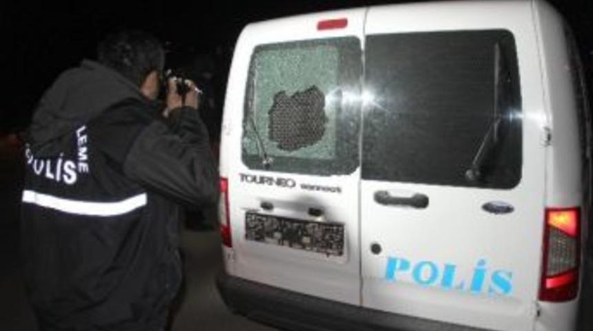 Kavgayı &Ouml;nlemek İsteyen Polis Aracına Saldırdılar