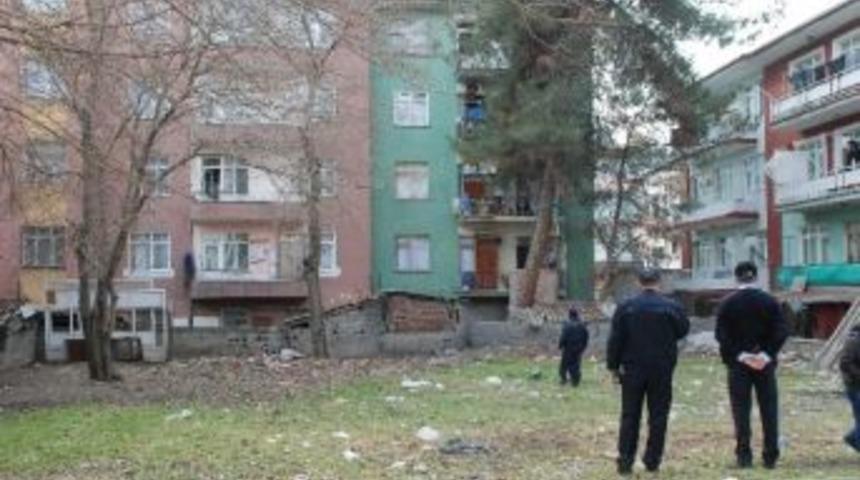 Yaşlı Kadın Balkonda Asılı Halde Bulundu