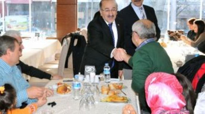 G&uuml;mr&uuml;k&ccedil;&uuml;oğlu, Kimsesiz &Ccedil;ocuklarla Buluştu