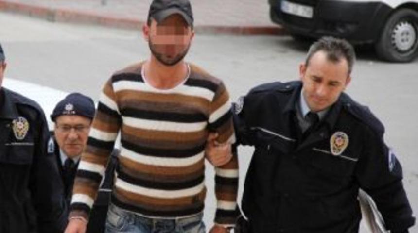 Ensesine Tokat Atan Arkadaşını Bı&ccedil;akla Ağır Yaraladı