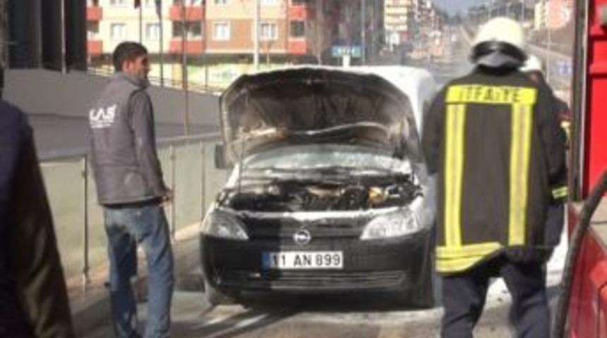 Bilecik'te Seyir Halindeki Kamyonet Alev Aldı