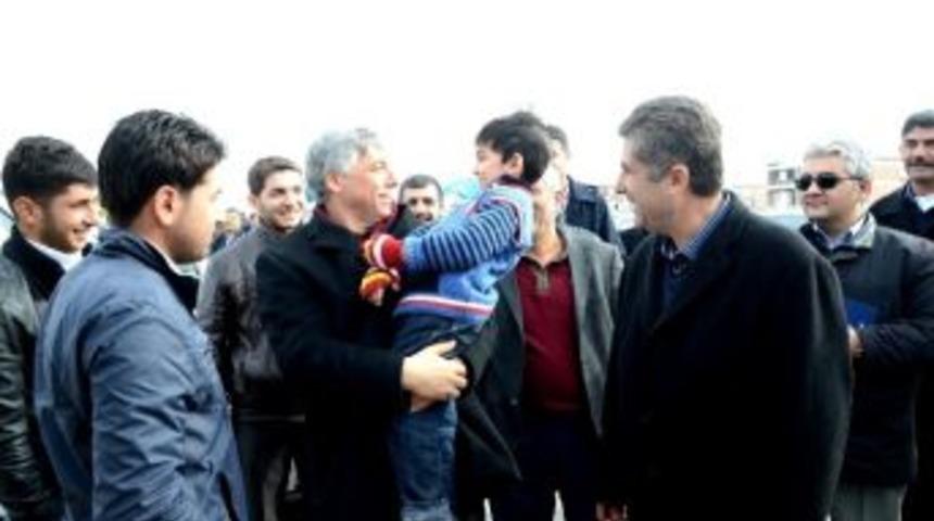 Erkal, Oto Pazarını Ziyaret Etti