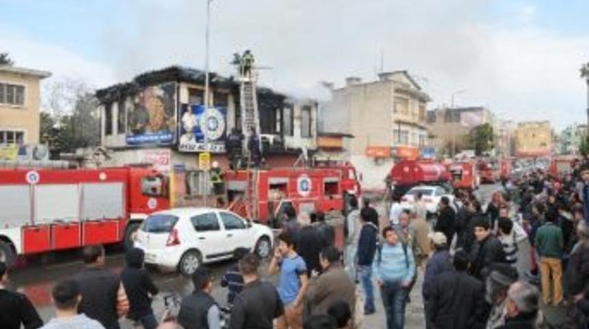 Antalya&rsquo;da Tarihi Ahşap Bina K&uuml;l Oldu