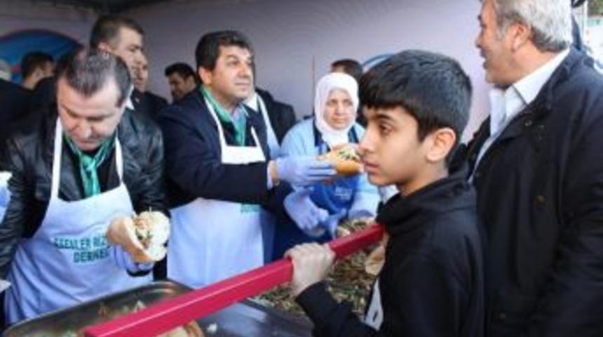 Esenler'de 5 Ton Hamsi &Uuml;cretsiz Dağıtıldı