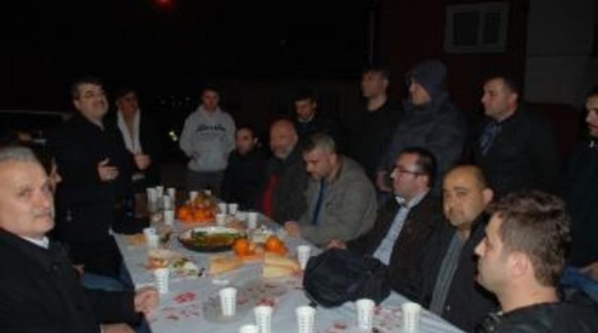 K&ouml;seler Mahallesi Sakinleri Gazetecilere Kuzu Hediye Etti