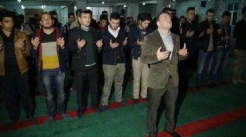 Gen&ccedil;ler Başbakan Erdoğan İ&ccedil;in Dua Etti