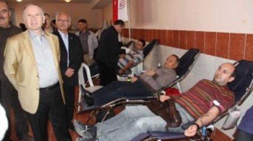 &Ouml;ğrenci Velilerinden Kızılay&rsquo;a Kan Bağışı
