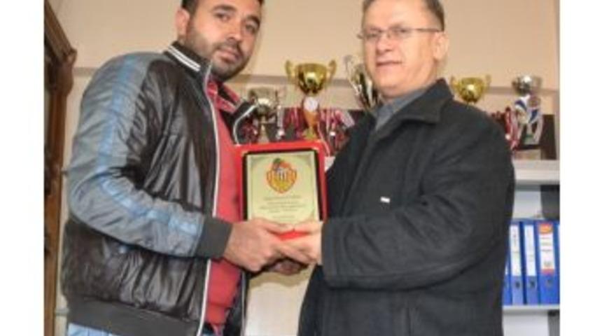 İha Muhabirine Anlamlı Plaket