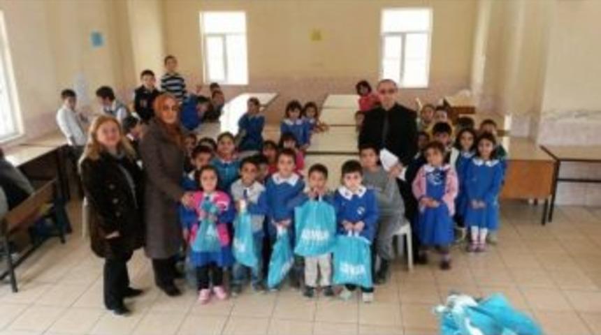 Beyaz Lale Derneği&rsquo;nden İhtiya&ccedil; Sahibi &Ouml;ğrencilere Ayakkabı