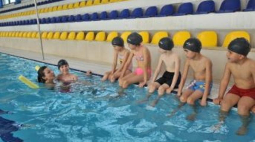 Bucalı &Ccedil;ocukların Kış G&uuml;n&uuml; Havuz Keyfi