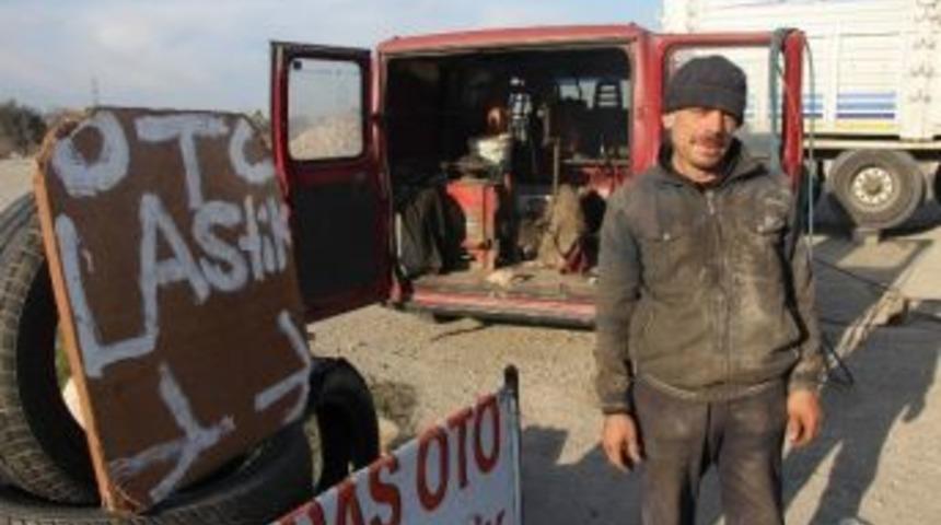 Alo Seyyar Lastik&ccedil;i S&uuml;r&uuml;c&uuml;lerin İmdadına Koşuyor