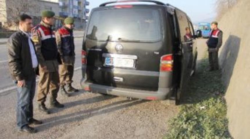 &Ccedil;elik Para Kasasıyla &Ccedil;aldıkları Minib&uuml;s&uuml; Bırakıp Ka&ccedil;tılar