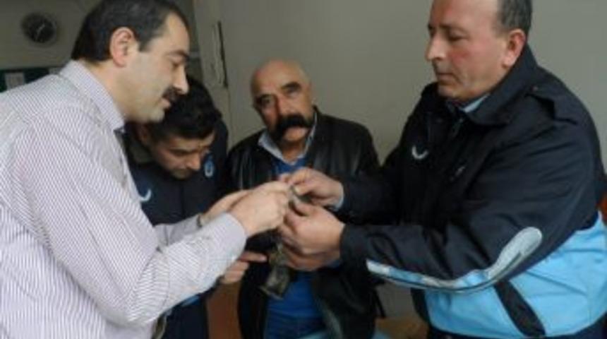 Yaralı Doğanı belediye veterinerine g&ouml;t&uuml;rd&uuml;