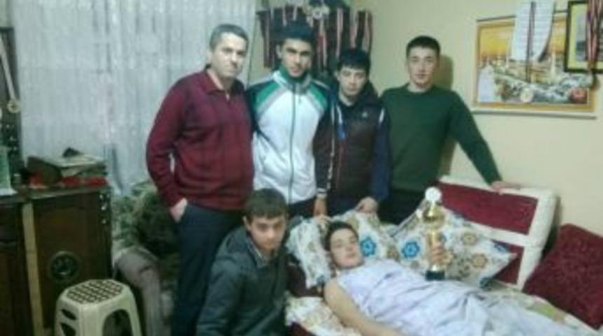 Buruk Sevin&ccedil; yaşadılar kupayı arkadaşına hediye ettiler