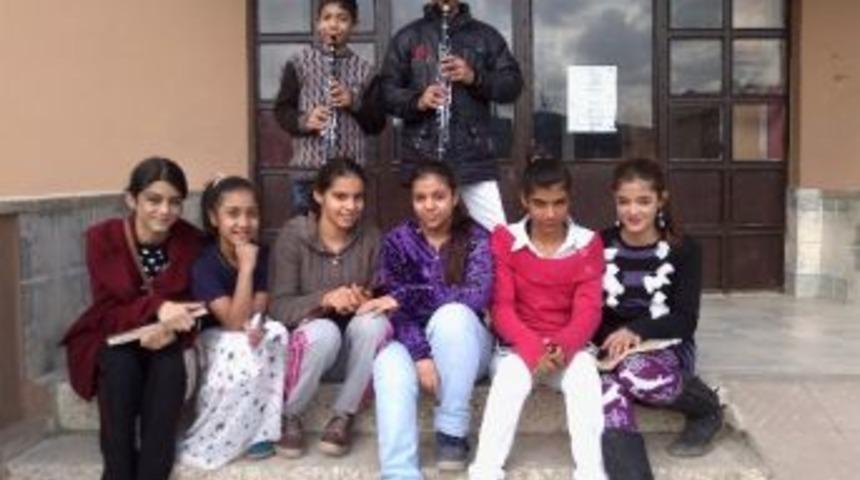 Romanlar Çocukları Hem Çalıyor Hem Söylüyor