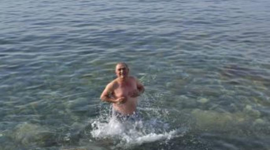 Kışın Ortasında denize girdi