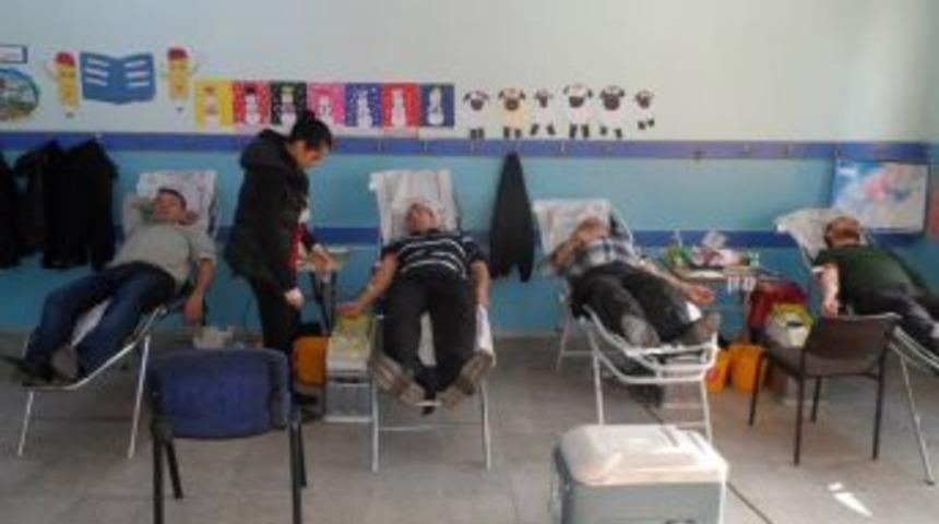 Mollabey İlk&ouml;ğretim okulunda kan bağışı d&uuml;zenlendi