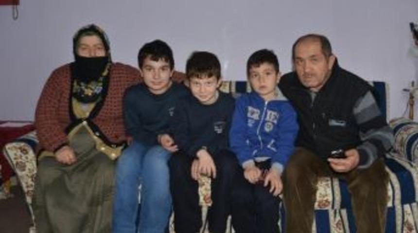 Torunlarına Kavuştu, Mahalleye Ziyafet Verdi