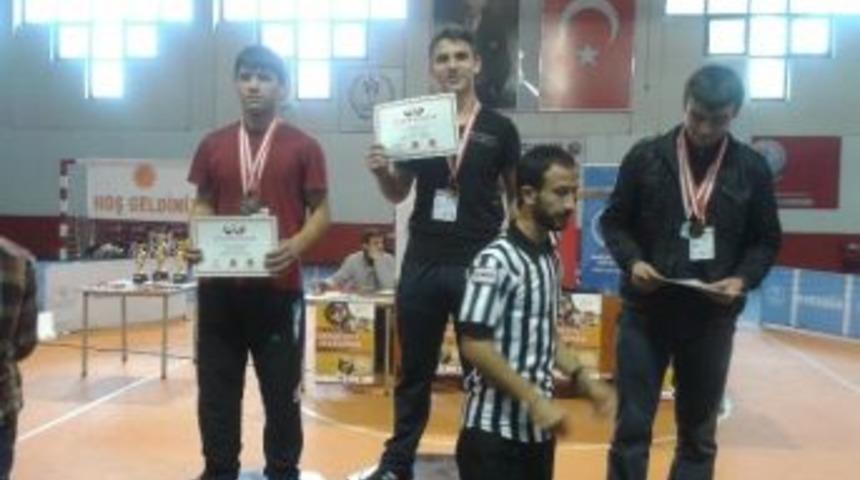 Liseli Gen&ccedil;ler, Bilek G&uuml;reşinde Ter D&ouml;kt&uuml;